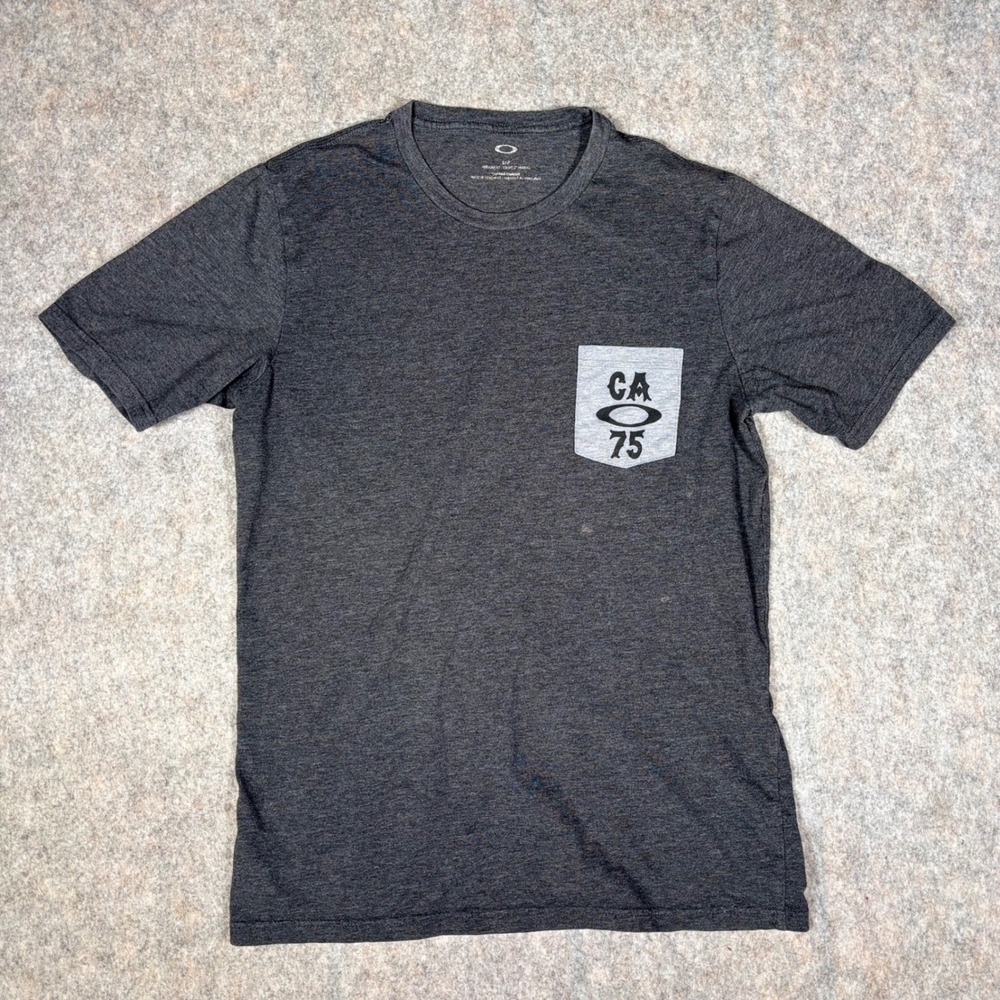 Oakley Pocket T-Shirt Mens S Grey Skull Crossbones Graphic CA 75 Tee HOLE READ